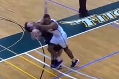 Video: Brutální "trest" za trojku. Basketbalista srazil soupeře ranou loktem do hlavy
