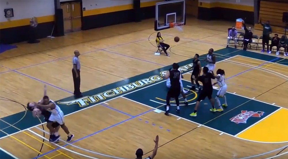 basketbal, hráč dal v univerzitní lize soupeři loktem do hlavy