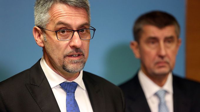 Premiér chce probrat s ministrem obrany, jak eliminovat útoky na české vojáky v Afghánistánu.