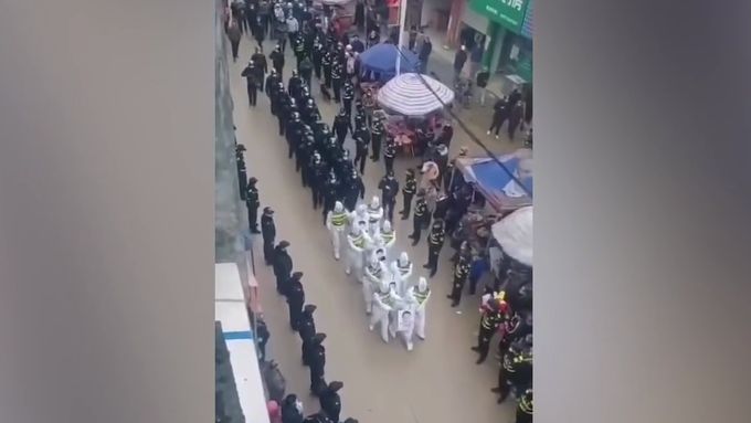Úřady v provincii Kuang-si donutily čtyři lidi kvůli porušení opatření pochodovat před shromážděným davem