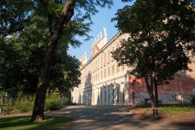 Vnější podoba Invalidovny je bohatě zdobena charakteristickými prvky, které k baroknímu stylu patří.