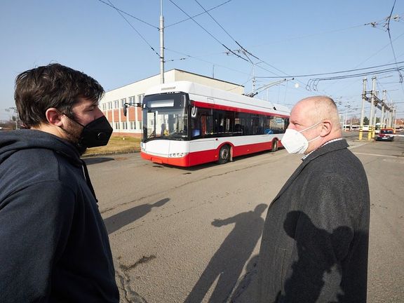Albert Fikáček při přebírání trolejbusu v Opavě.