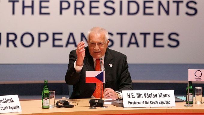 Václav Klaus při úvodním projevu na prezidentském zasedání v rotundě pavilonu A.