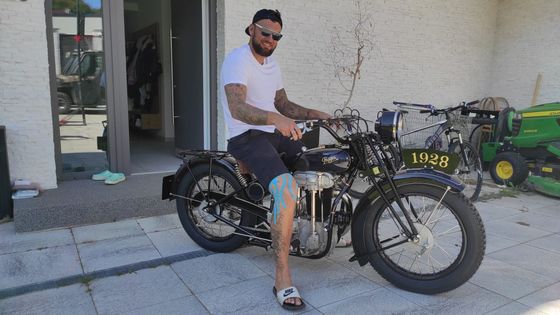 „Mám jen jedny ruce.“ Bývalý hokejista Hanzal z NHL pouští sbírku motorek Jawa a BMW