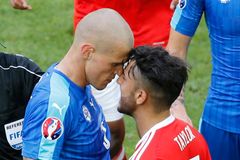 Slováky naštval sudí, sázel jim žluté, Velšanům jen domlouval. Oporám teď hrozí trest