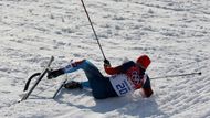 Běžkař Antov Gafarov ošklivě spadl v semifinále sprintu a zcela si zničil lyži. Za každou cenu chtěl dojet do cíle, ale odloupnutá skluznice byla proti.