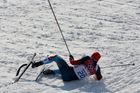 Běžkař Antov Gafarov ošklivě spadl v semifinále sprintu a zcela si zničil lyži. Za každou cenu chtěl dojet do cíle, ale odloupnutá skluznice byla proti.