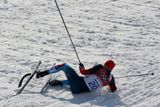Běžkař Antov Gafarov ošklivě spadl v semifinále sprintu a zcela si zničil lyži. Za každou cenu chtěl dojet do cíle, ale odloupnutá skluznice byla proti.