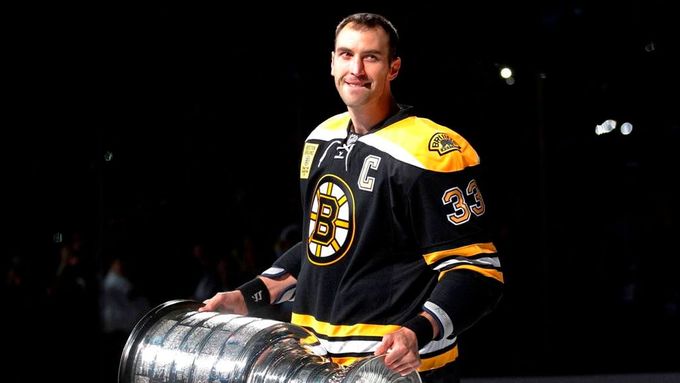 Zdeno Chára, kapitán Boston Bruins, se Stanley cupem