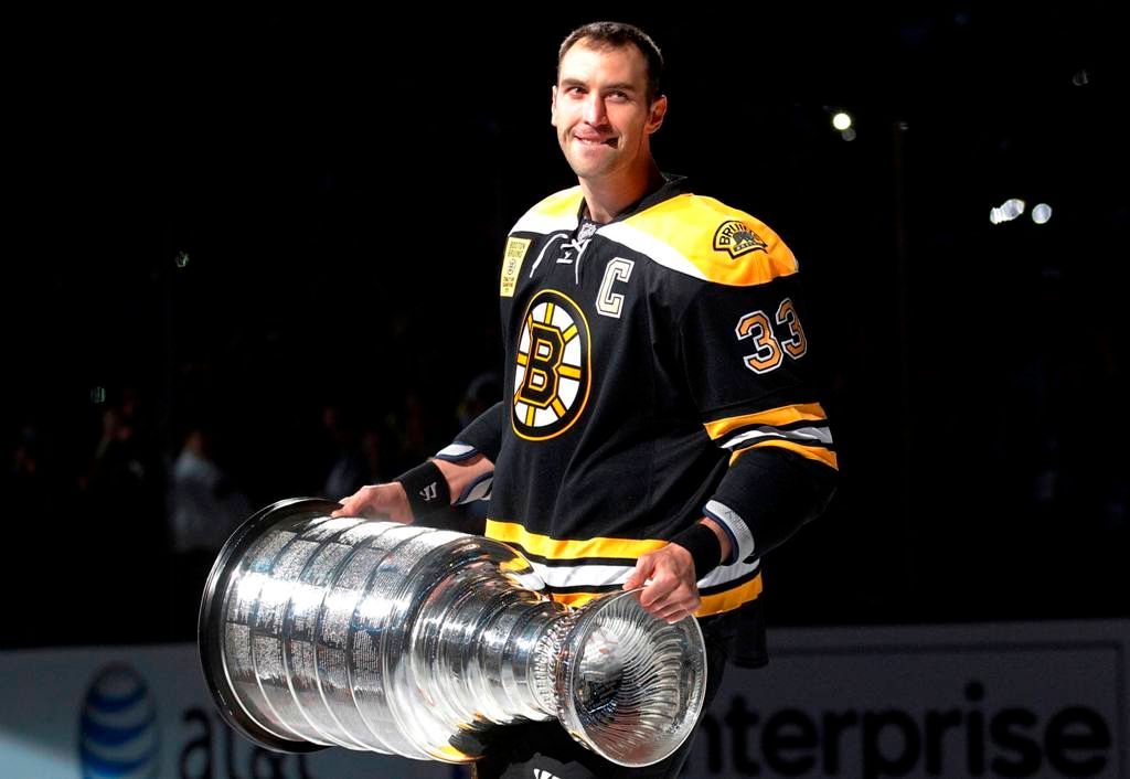 Zdeno Chára, kapitán Boston Bruins, se Stanley cupem