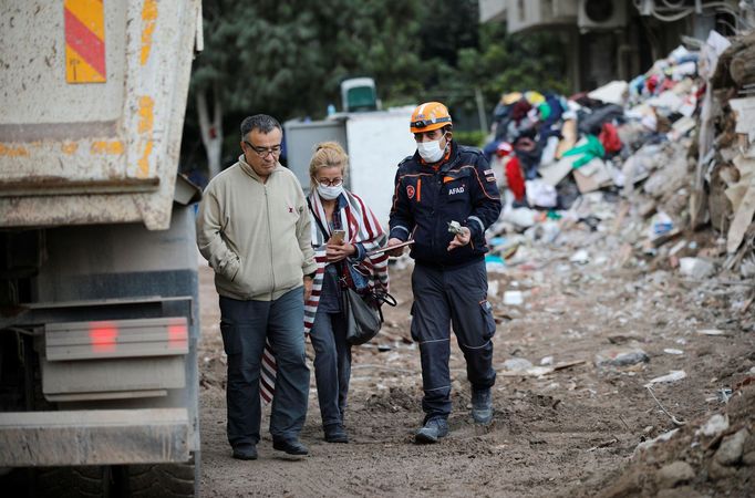 V Turecku probíhají záchranné práce po zemětřesení v Egejském moři.
