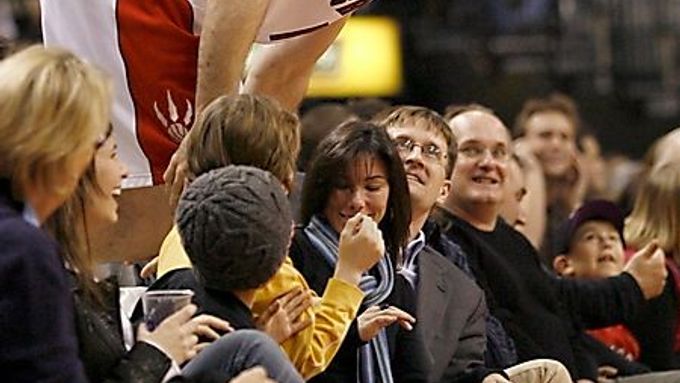 Jorge Garbajosa z Toronta se vrací zpět z publika, kam se dostal při zápase s Indianou.