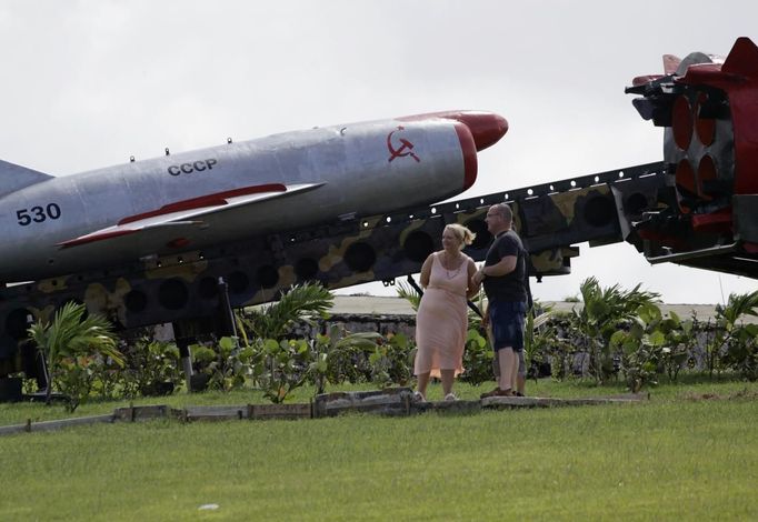 Tourists visit a site displaying Soviet-made Cold War relics at La Cabana fortress in Havana October 13, 2012. The 13-day missile crisis began on Oct. 16, 1962, when then-President John F. Kennedy first learned the Soviet Union was installing missiles in Cuba, barely 90 miles (145 km) off the Florida coast. After secret negotiations between Kennedy and Soviet Premier Nikita Khrushchev, the United States agreed not to invade Cuba if the Soviet Union withdrew its missiles from the island. Picture taken October 13, 2012. REUTERS/Desmond Boylan (CUBA - Tags: POLITICS MILITARY ANNIVERSARY SOCIETY TRAVEL) Published: Říj. 16, 2012, 3:22 dop.