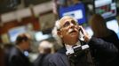 A trader works on the floor of the New York Stock Exchange June 1, 2012. REUTERS/Brendan McDermid (UNITED STATES - Tags: BUSINESS) Published: Čer. 1, 2012, 9:26 odp.