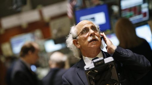 A trader works on the floor of the New York Stock Exchange June 1, 2012. REUTERS/Brendan McDermid (UNITED STATES - Tags: BUSINESS) Published: Čer. 1, 2012, 9:26 odp.