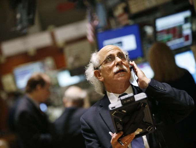 A trader works on the floor of the New York Stock Exchange June 1, 2012. REUTERS/Brendan McDermid (UNITED STATES - Tags: BUSINESS) Published: Čer. 1, 2012, 9:26 odp.