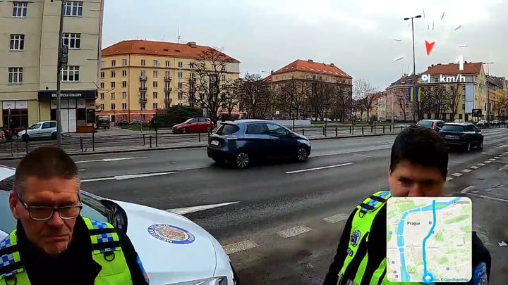 Vypadni s tím do h*jzlu, tady nou cyklist, vyháněli strážníci cizince z magistrály; Zdroj foto: Aktuálně.cz