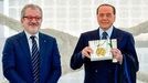 Silvio Berlusconi s italským podnikatelem a ropným magnáte Massimem Morattim (uprostřed) na snímku z roku 2017.