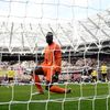 fotbal, anglická liga 2021/2022, Premier League - West Ham United v Chelsea, Edouard Mendy inkasuje gól z penalty