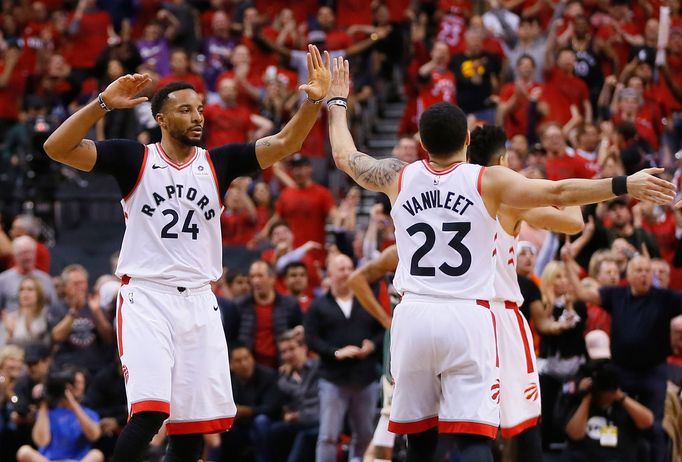 Norman Powell a Fred VanVleet (Toronto Raptors) v semifinále NBA 2019