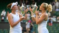 Tenistky Barbora Krejčíková a Kateřina Siniaková vyhrály podruhé wimbledonskou čtyřhru.