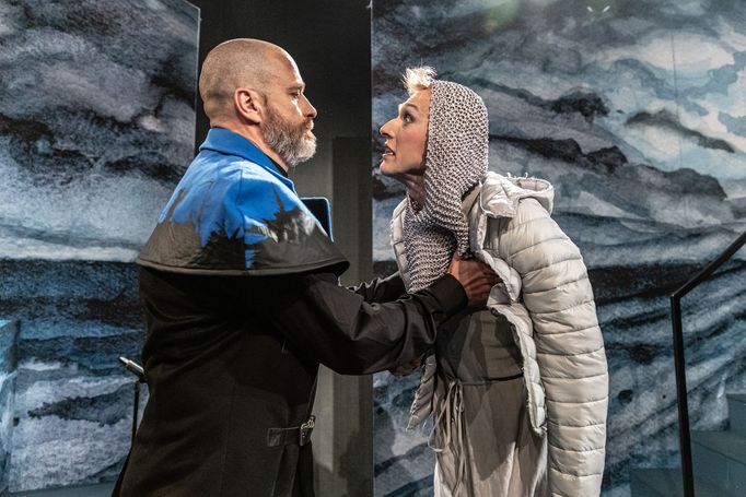 Václav Vašák jako Macduff a Vojtěch Vondráček v roli sluhy.