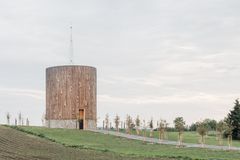 Národní cenu za architekturu získala kaple v Nesvačilce. Má okna symbolizující slzy
