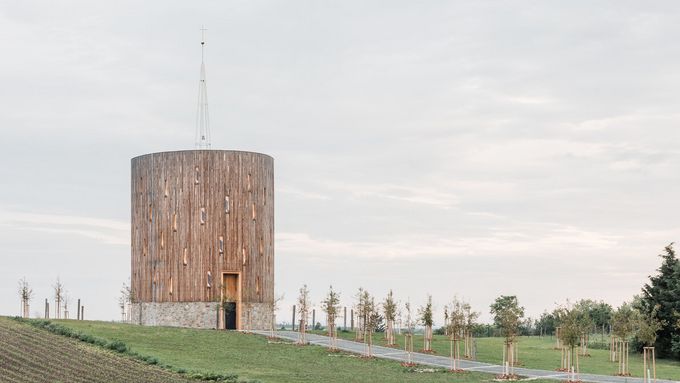 Unikátní kaple Panny Marie Bolestné, která vznikla podle návrhu Jana Říčného, stojí v Nesvačilce u Brna.