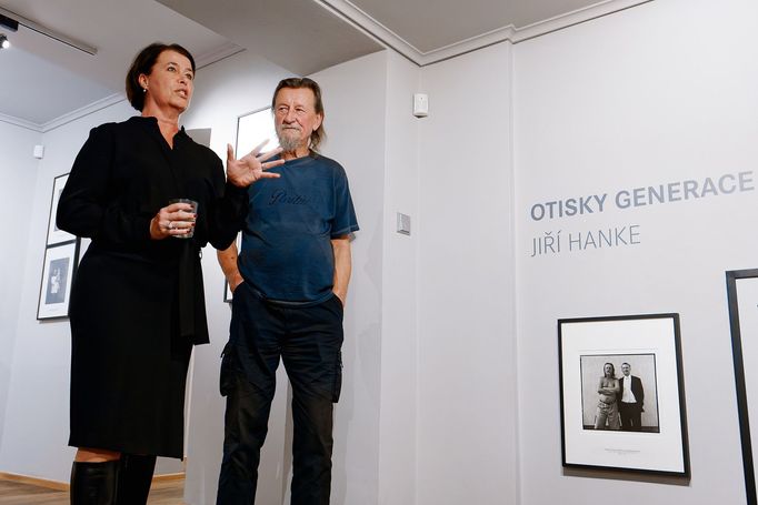 Snímky z vernisáže výstavy Jiřího Hankeho nazvané Otisky generace v pražské Leica Gallery.