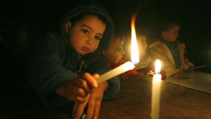 Na 800 tisíc Palestinců v Gaze zůstalo bez elektřiny.