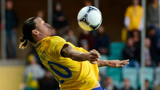 Švédský útočník Zlatan Ibrahimovič si zpracovává míč během přípravného utkání na Euro 2012 s Islandem.