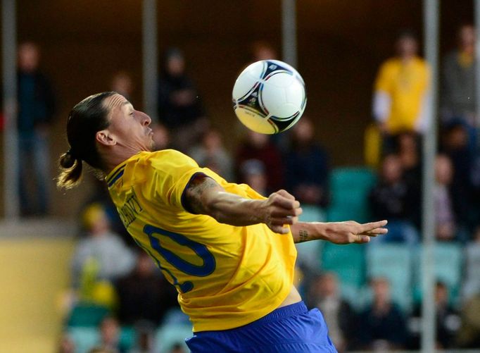 Švédský útočník Zlatan Ibrahimovič si zpracovává míč během přípravného utkání na Euro 2012 s Islandem.