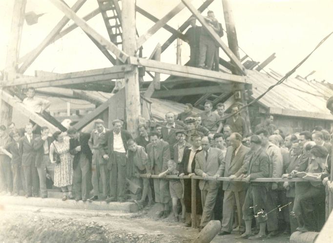 Fotografie ukazuje výstavbu vodní nádrže a elektrárny Lipno, významného díla z roku 1959, které dodává energii a poskytuje rekreační možnosti.