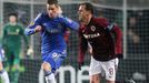 Fotbal, Evropská liga Sparta - Chelsea: Marek Matějovský - Fernando Torres (vlevo)