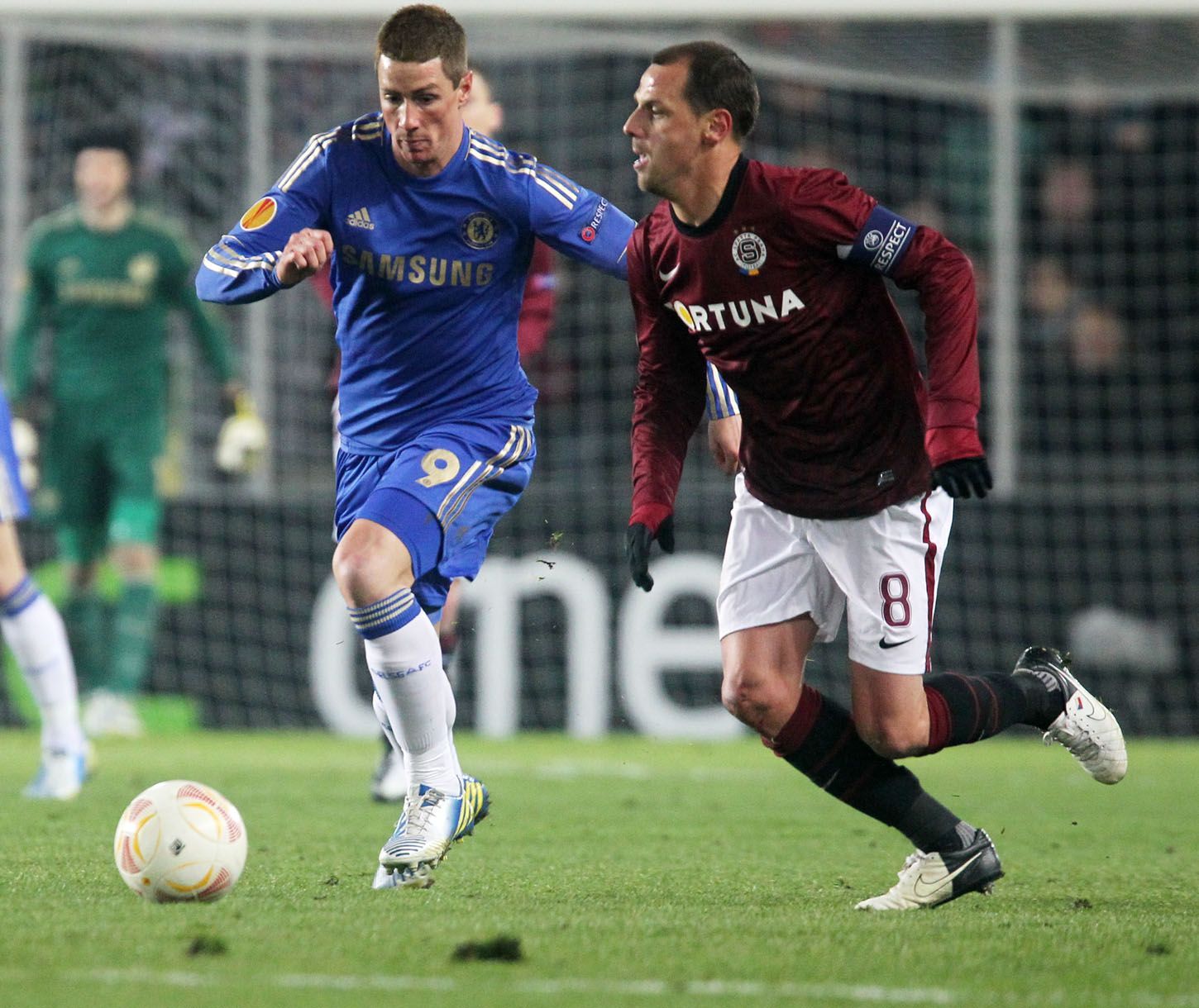 Fotbal, Evropská liga Sparta - Chelsea: Marek Matějovský - Fernando Torres (vlevo)