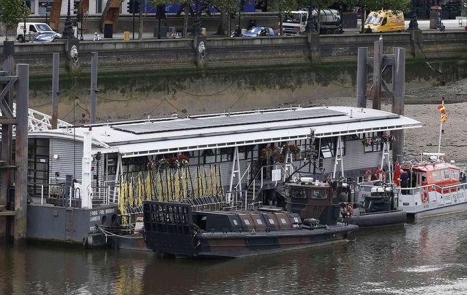 A Landing Craft Unit from the Marine's 539 Assault Squadron is moored on the Thames in central London July 19, 2012. REUTERS/Suzanne Plunkett (BRITAIN - Tags: SPORT OLYMPICS SOCIETY MILITARY) Published: Čec. 19, 2012, 1:14 odp.