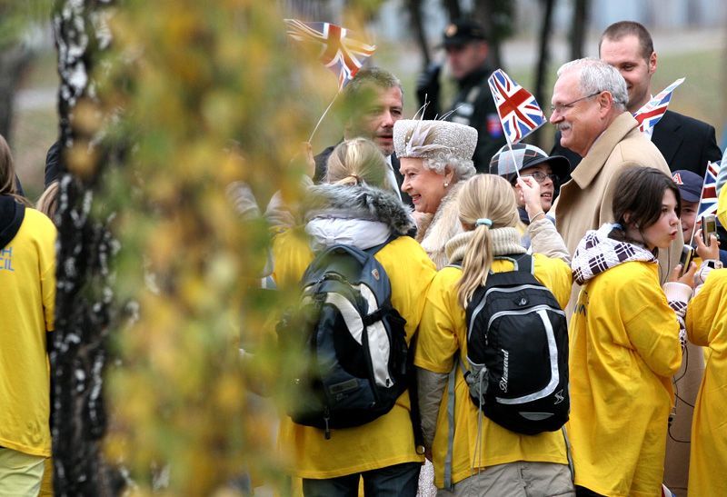 Královna Alžběta II. na hokeji