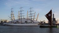 Majestátní plachetnice se sjíždějí do přístavu Greenwich na londýnské Temži.