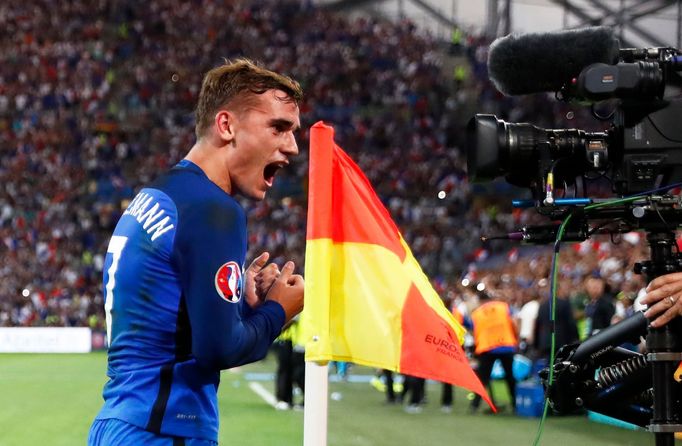 ME 2016, Francie-Německo: Antoine Griezmann slaví gól na 1:0