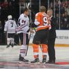 NHL v Praze, Philadelphia - Chicago: Dominik Hašek při čestném vhazování mezi Davida Kämpfa a Jakuba Voráčka