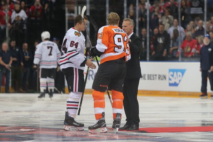 NHL v Praze, Philadelphia - Chicago: Dominik Hašek při čestném vhazování mezi Davida Kämpfa a Jakuba Voráčka.