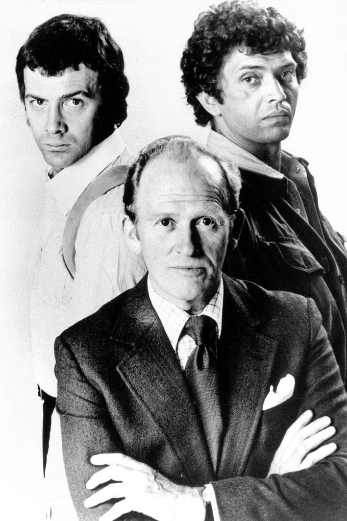 Britský herec Lewis Collins (vlevo), Martin Shawe ( alias Doyle) a Gordon Jackson (alias major Cowley), kteří hráli v seriálu Profesionálové.