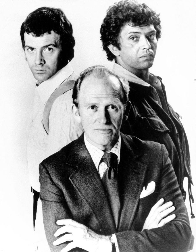 Britský herec Lewis Collins (vlevo), Martin Shawe ( alias Doyle) a Gordon Jackson (alias major Cowley), kteří hráli v seriálu Profesionálové.