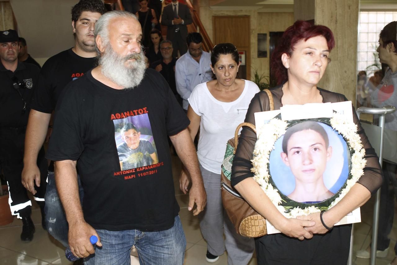 Příbuzní obětí výbuchu muničního skladu na Kypru u soudu s viníky