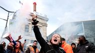 Demonstranti z nového hnutí ve Francii ve středu ráno blokovali dálnice a narušovali dopravu, přičemž desítky z nich skončily po zásahu bezpečnostních složek v poutech, uvedly úřady.