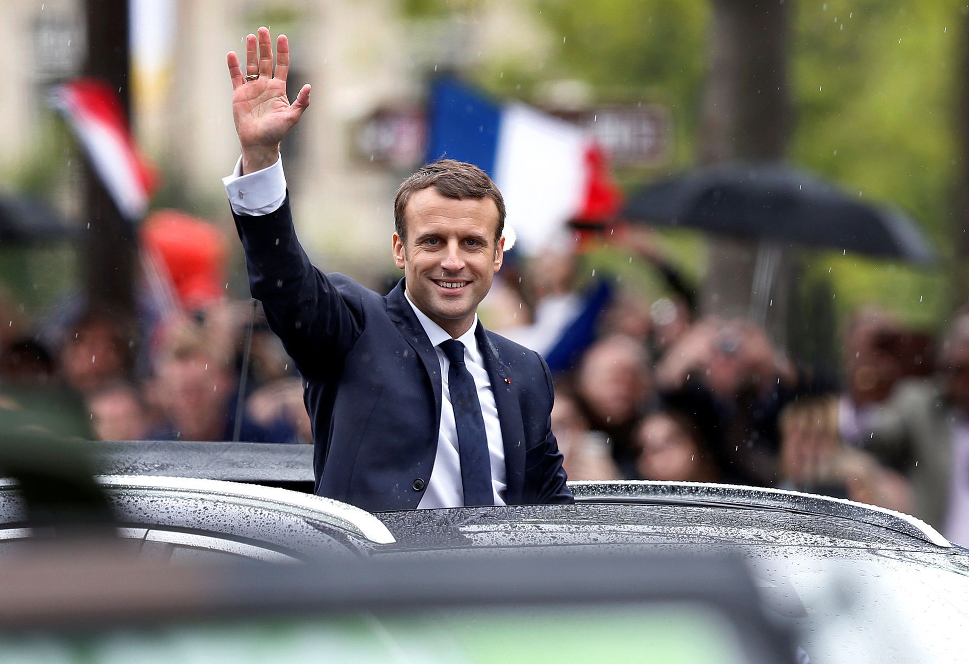 Macron mává z auta na inaugurační ceremonii