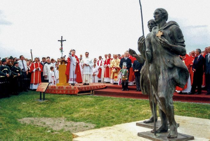 Život bývalého kardinála a pražského arcibiskupa pražského Dominika Duky na archivních snímcích.