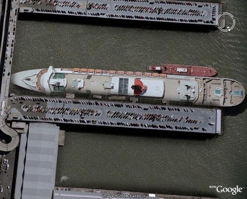Legendární mamutí loď Queen Mary II. z výšky 300 metrů