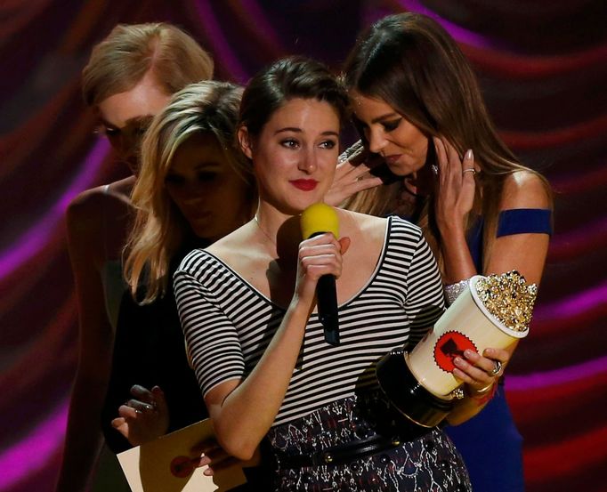 Actress Shailene Woodley accepts the award for Best Kiss for &quot;The Fault in Our Stars&quot; at the 2015 MTV Movie Awards in Los Angeles