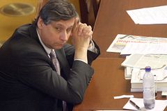 Sněmovna couvla před odbory. Nepodepíšu, oznámil Klaus